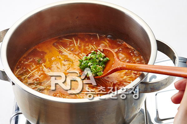 국수가 익으면 채 썬 깻잎, 다진 풋고추, 들깻가루, 참기름을 넣고 소금으로 간을 맞춘다.
